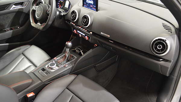 Audi RS3 Sportback 8V grau Foto 14