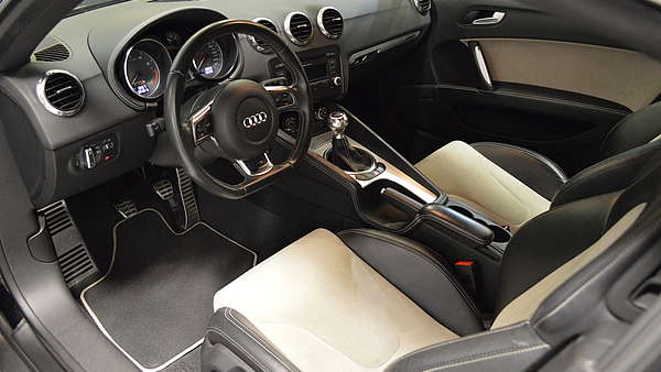 Audi TTS 8J schwarz Foto 10
