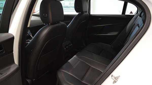 Jaguar XE 20d Prestige Autom. Foto 22