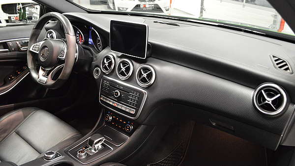 Mercedes A45 AMG Performance Facelift Foto 17