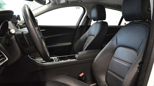 Jaguar XE 20d Prestige Autom. Foto 20