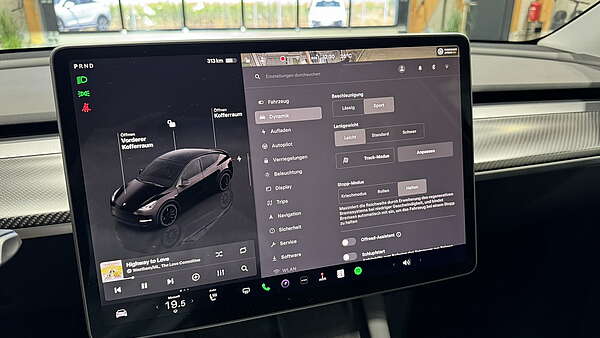 Tesla Model Y Performance All Black & Carbon Foto 29