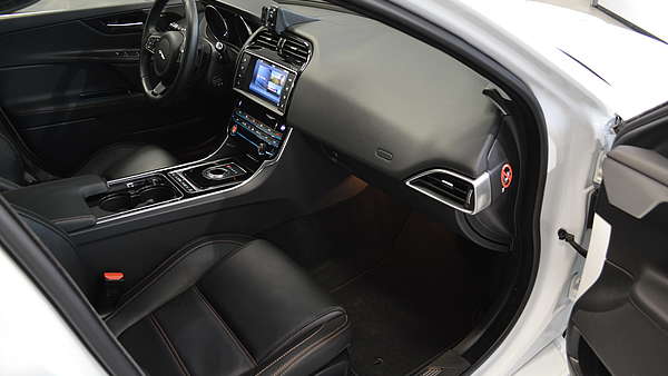 Jaguar XE 20d Prestige Autom. Foto 14