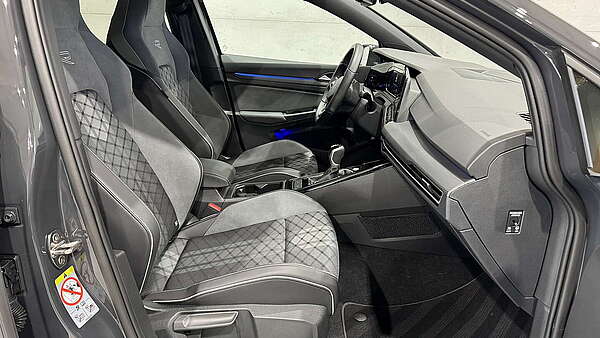 VW Golf 8 R-Line 1,5 TSI grau Foto 14