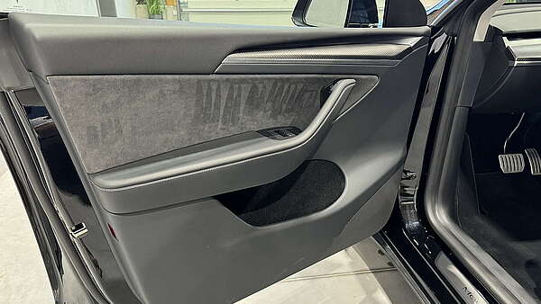 Tesla Model Y Performance All Black & Carbon Foto 16
