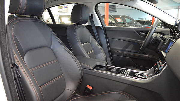 Jaguar XE 20d Prestige Autom. Foto 21