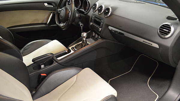 Audi TTS 8J schwarz Foto 12