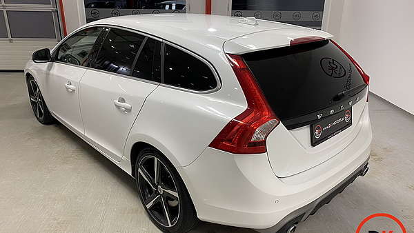 Volvo V60 D4 AWD Momentum R-Design Foto 2