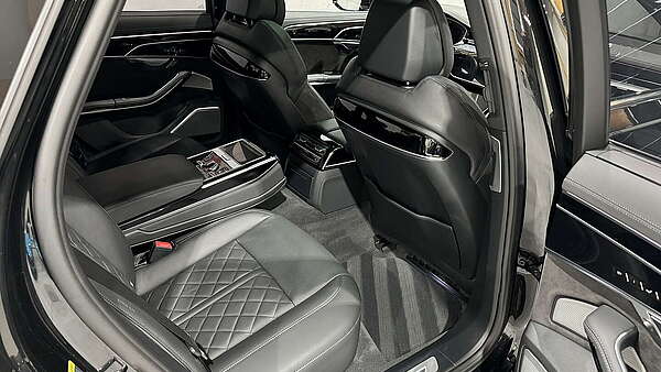 Audi A8 60 TFSI e PHEV Quattro Foto 24
