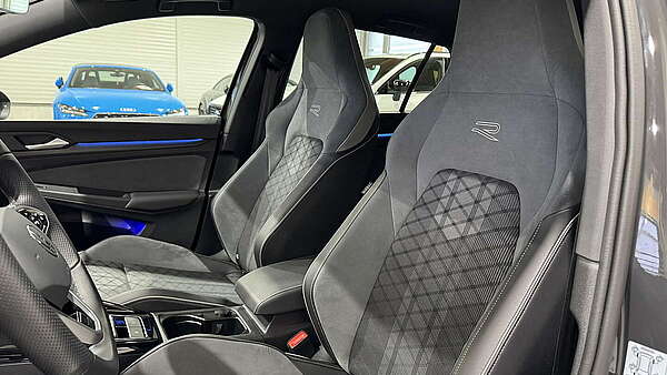 VW Golf 8 R-Line 1,5 TSI grau Foto 11