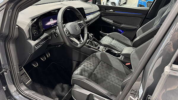 VW Golf 8 R-Line 1,5 TSI grau Foto 9