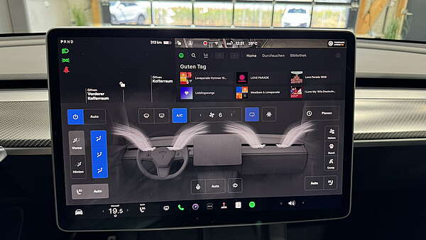 Tesla Model Y Performance All Black & Carbon Foto 31