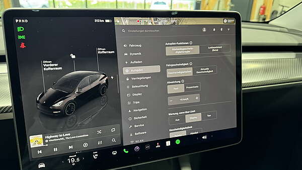 Tesla Model Y Performance All Black & Carbon Foto 28