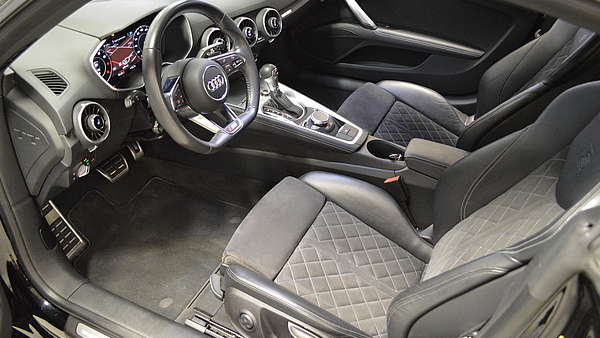 Audi TT 8S schwarz Foto 9