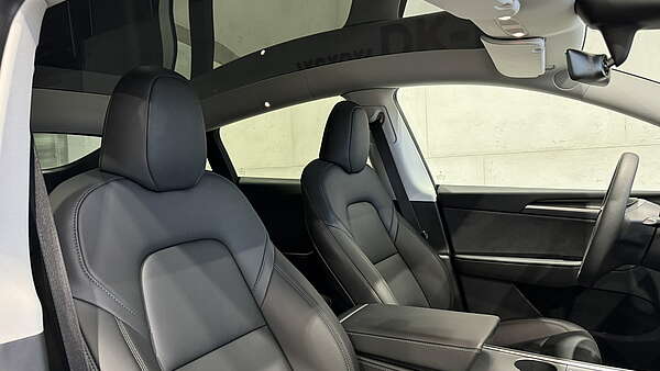 Tesla Model Y Performance All Black & Carbon Foto 21