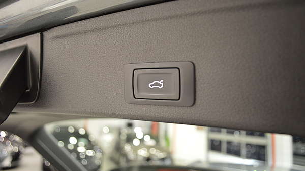 Audi A4 Avant B9 2.0 TDI Automatik Foto 14