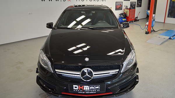 Mercedes A45 AMG schwarz Foto 7