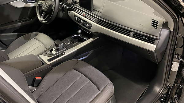 Audi A4 Avant B9 2.0 TDI schwarz Foto 12