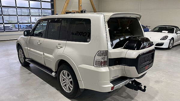 Mitsubishi Pajero Wagon Allrad 3,2 DI-D Aut. 7-Sitzer Foto 4