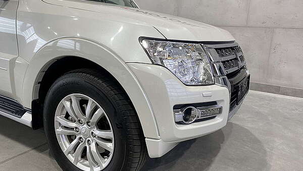 Mitsubishi Pajero Wagon Allrad 3,2 DI-D Aut. 7-Sitzer Foto 9