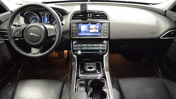 Jaguar XE 20d Prestige Autom. Foto 15