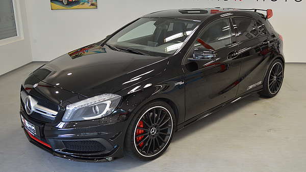 Mercedes A45 AMG schwarz Foto 1