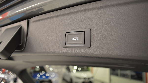 Audi A4 Avant B9 2.0 TDI S-Line grau Foto 24