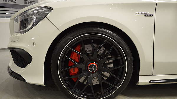 Mercedes CLA 45 AMG Shooting Brake weiss Foto 9