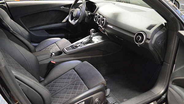 Audi TT 8S schwarz Foto 12