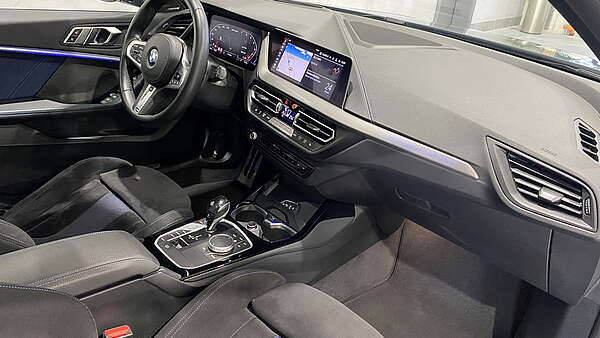 BMW M135i (F40) xDrive Autm. Storm Bay Foto 17