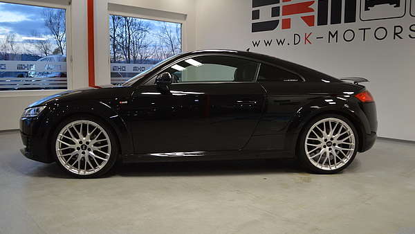 Audi TT 8S schwarz Foto 2