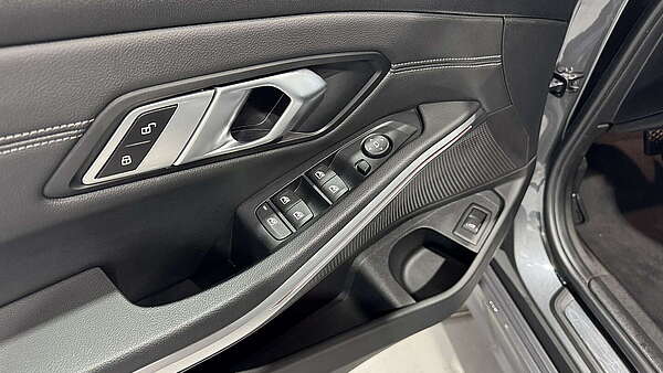 BMW 320i Touring (G21) Sport Line Aut. Foto 14