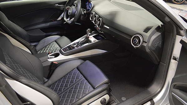 Audi TTS 8S silber Foto 10