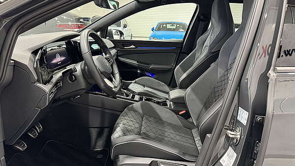 VW Golf 8 R-Line 1,5 TSI grau Foto 10