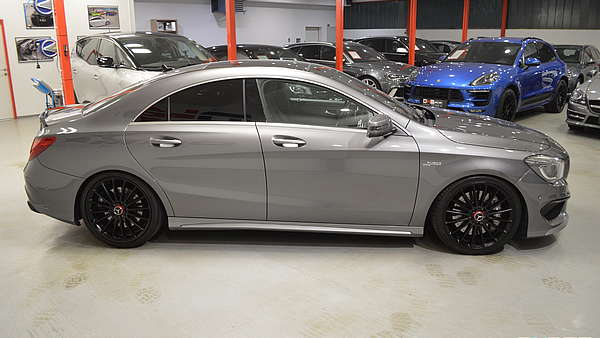 Mercedes CLA 45 AMG grau Foto 4