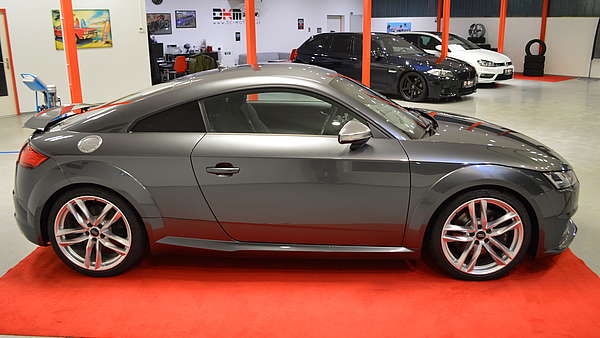 Audi TTS 8S grau Foto 4