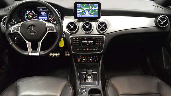 Mercedes CLA 45 AMG grau Foto 16