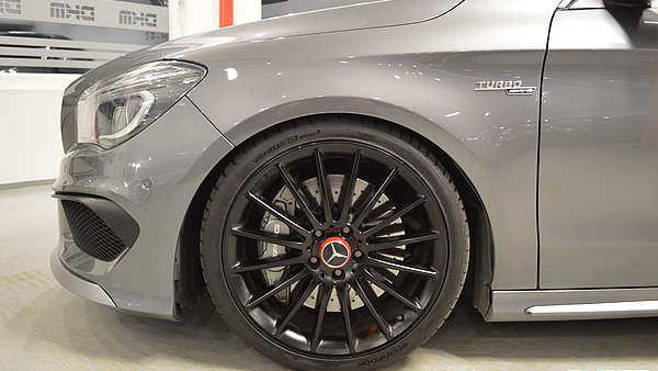 Mercedes CLA 45 AMG grau Foto 8