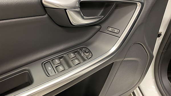 Volvo V60 D4 AWD Momentum R-Design Foto 17