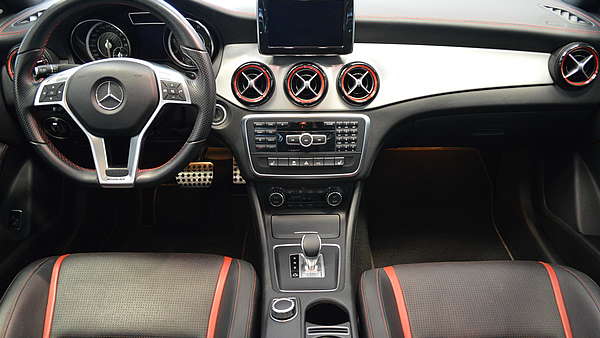 Mercedes CLA 45 AMG weiß Foto 9