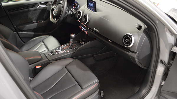 Audi RS3 Sportback 8V grau Foto 11