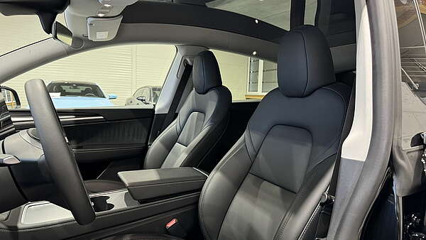 Tesla Model Y Performance All Black & Carbon Foto 15