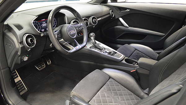 Audi TT 8S schwarz Foto 11