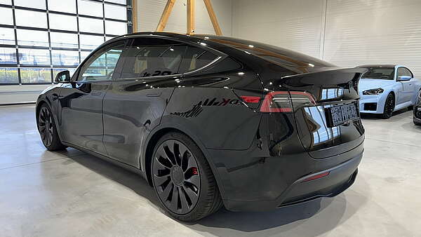 Tesla Model Y Performance All Black & Carbon Foto 4